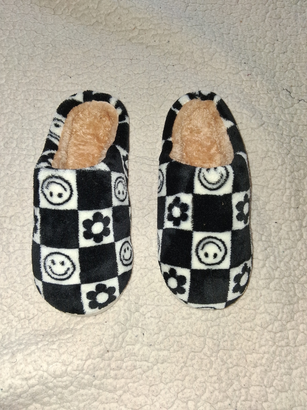 Women's Black & White Checker Smiley Flower  Slippers. NEW